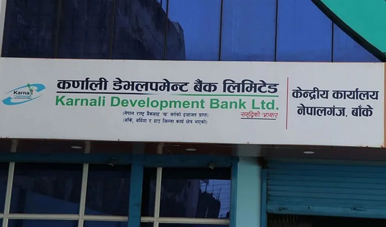 राष्ट्र बैंकमा घोटाला ढाकछोप: कर्मचारीलाई आइफोन बाँडिँदै!