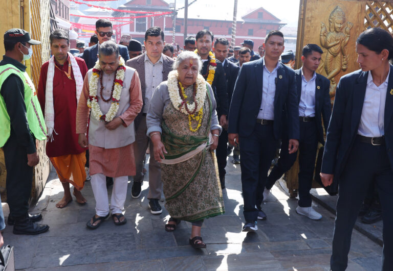 पशुपतिनाथमा रुद्राभिषेक गर्दै प्रधानमन्त्रीले भनिन्- निर्वाचन सम्पन्न भएकोमा आराध्यदेवलाई धन्यवाद