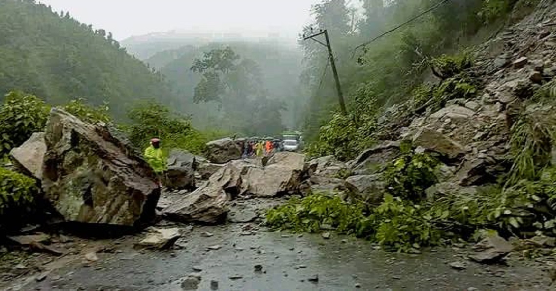 फिस्लिङमा पहिरो खस्दा नारायणगढ–मुग्लिन सडक अवरुद्ध