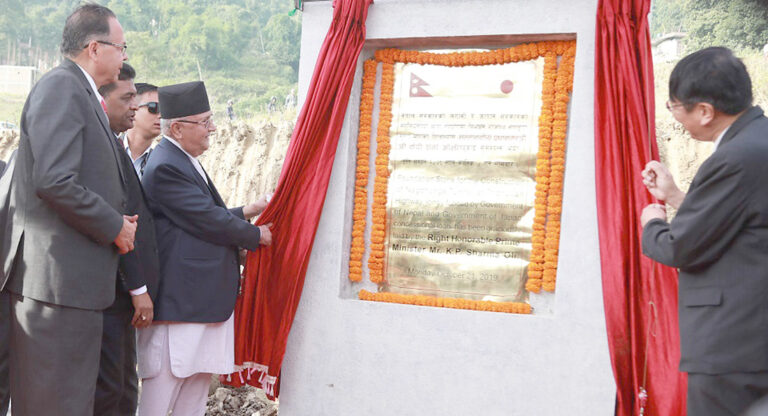 शिलालेखबाट ओलीको नाम हटाइएको दाबीप्रति विवाद, सडक विभागले भन्यो– ‘राजनीतिक कारण होइन’