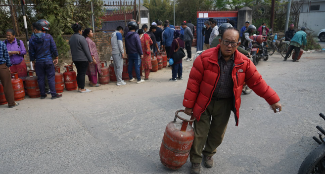 ग्यास छ भन्छ सरकार, चुलो बल्दैन भन्छ जनता